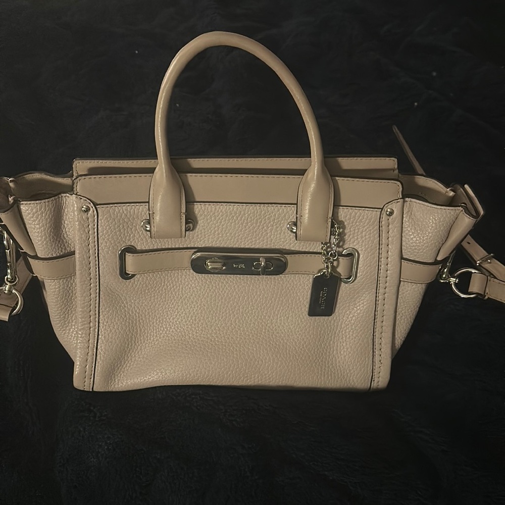 Coach swagger 27 handbag in chalk matches, perfectly with skim stone